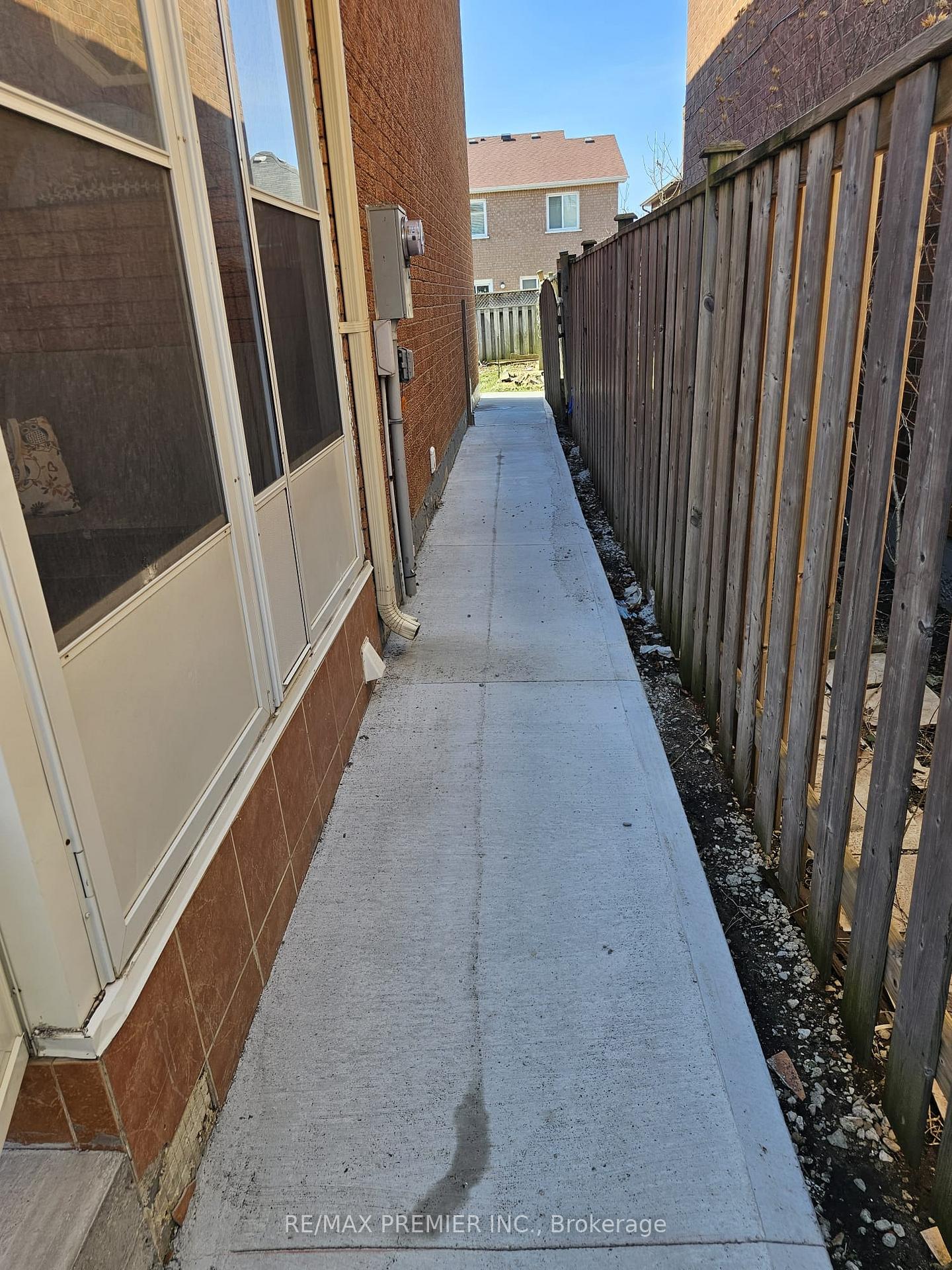 Photo 7 of 40 Kentucky Drive, Brampton, Fletcher's Creek South — HOMEH
