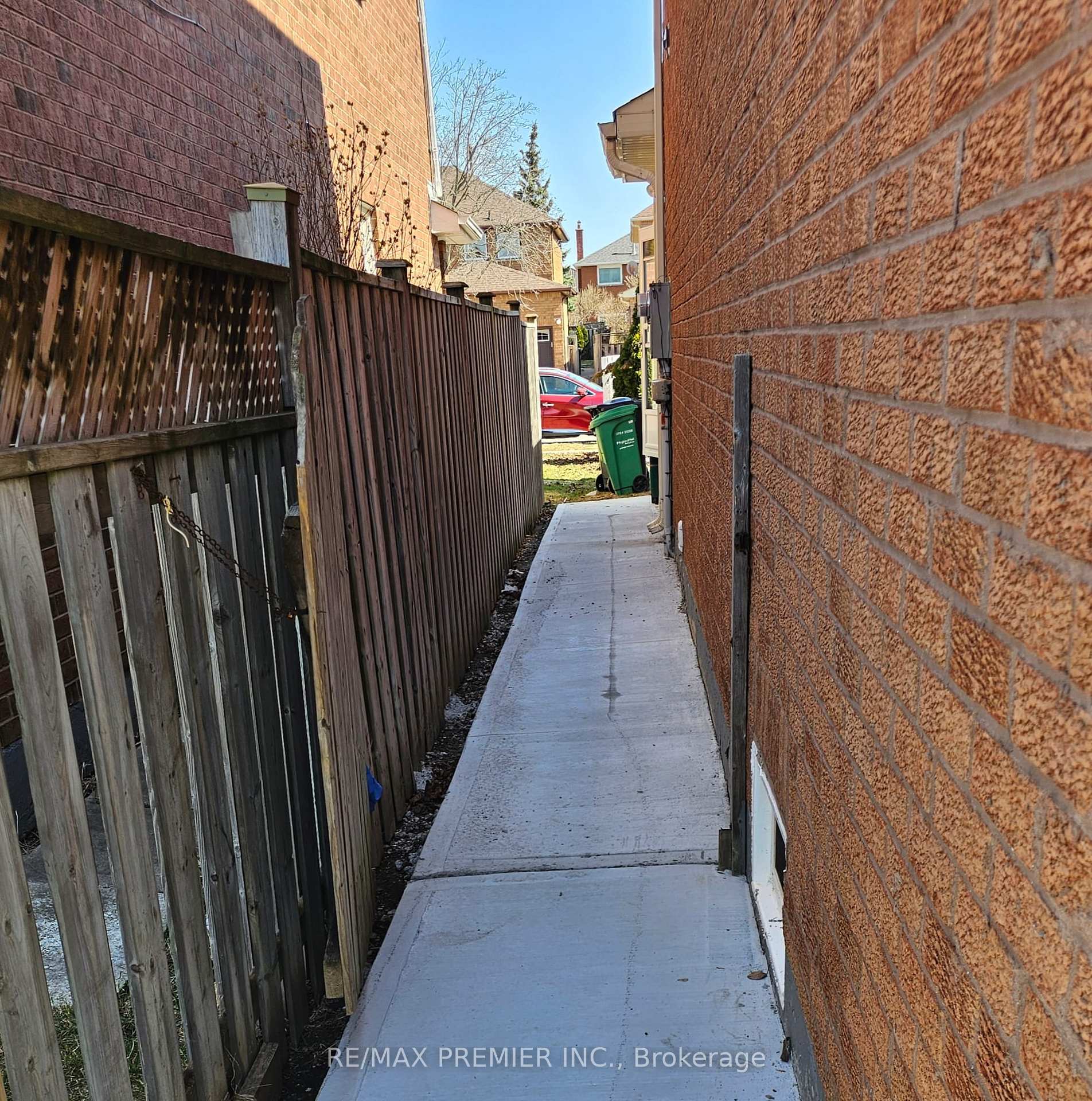 Photo 23 of 40 Kentucky Drive, Brampton, Fletcher's Creek South — HOMEH