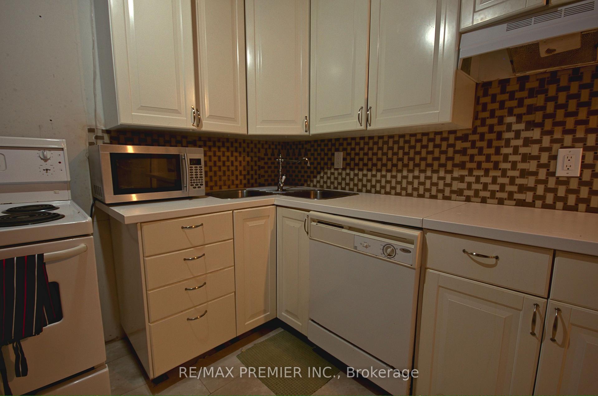 Photo 15 of 40 Kentucky Drive, Brampton, Fletcher's Creek South — HOMEH