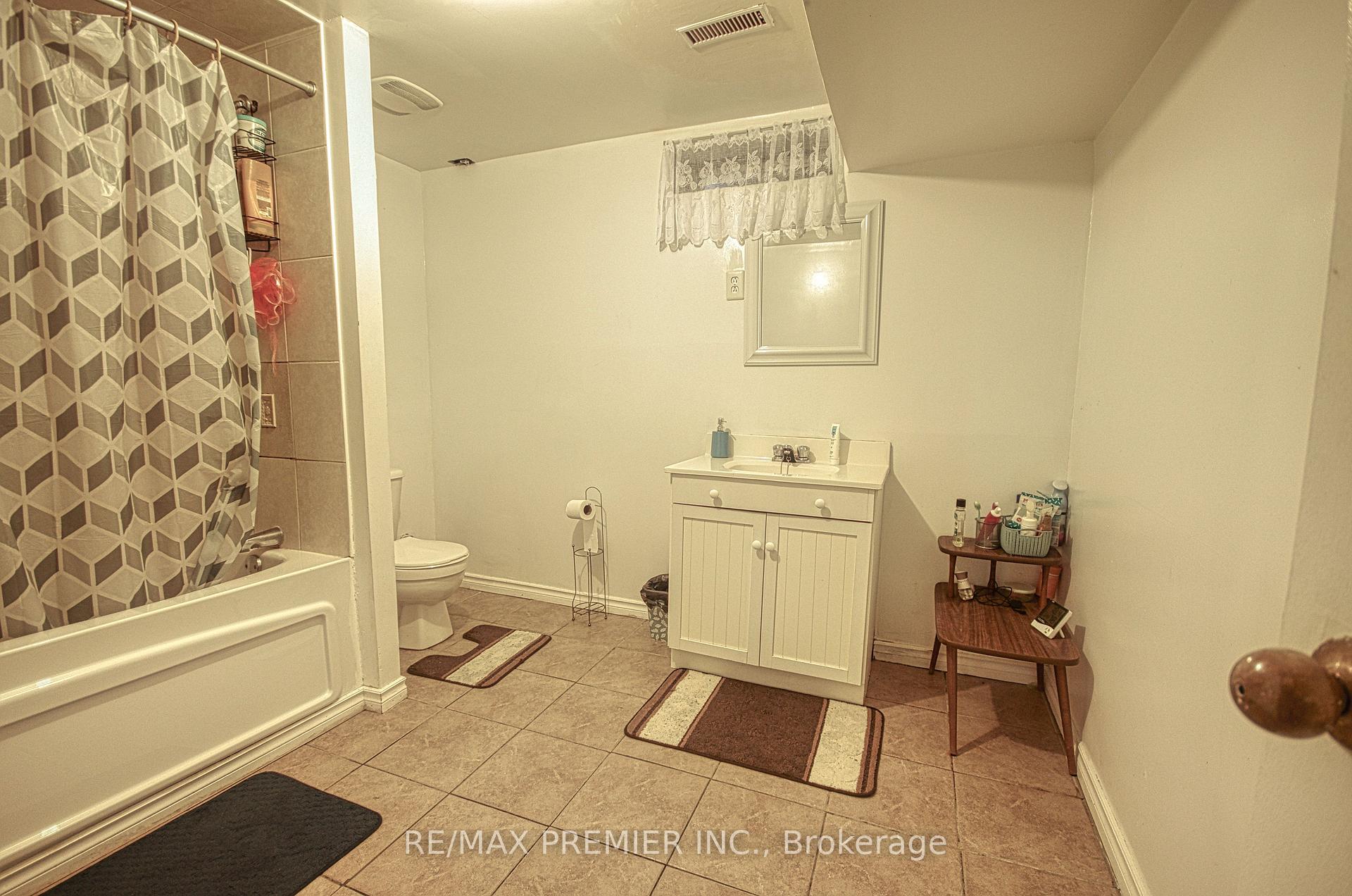 Photo 22 of 40 Kentucky Drive, Brampton, Fletcher's Creek South — HOMEH