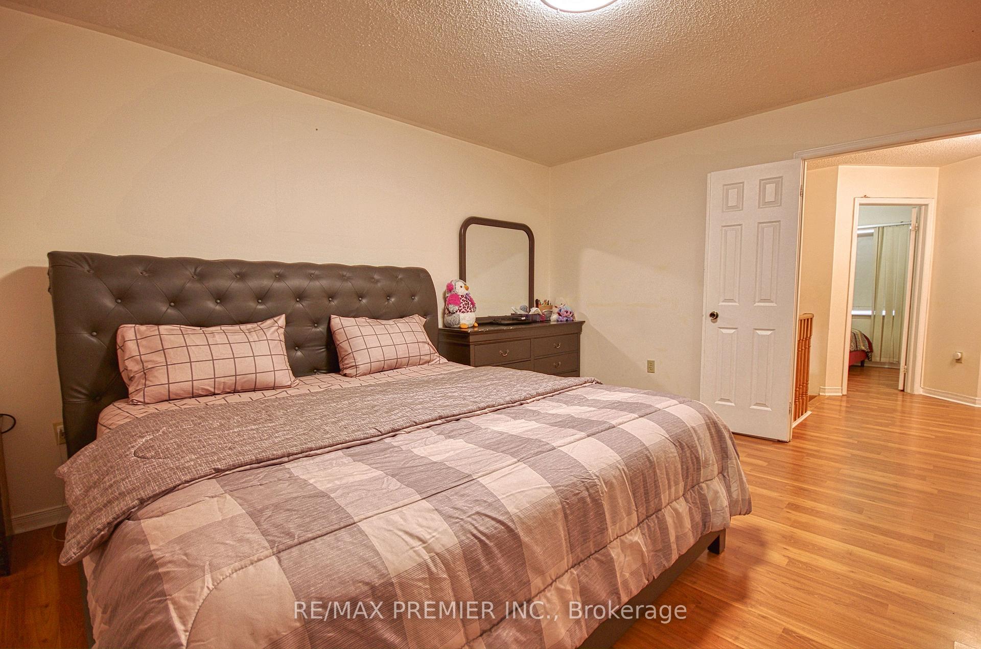 Photo 18 of 40 Kentucky Drive, Brampton, Fletcher's Creek South — HOMEH