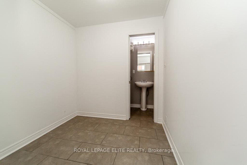 Photo 17 of 47 Weir Street N, Hamilton, Homeside — HOMEH