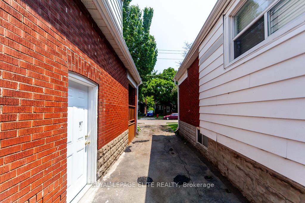 Photo 14 of 47 Weir Street N, Hamilton, Homeside — HOMEH