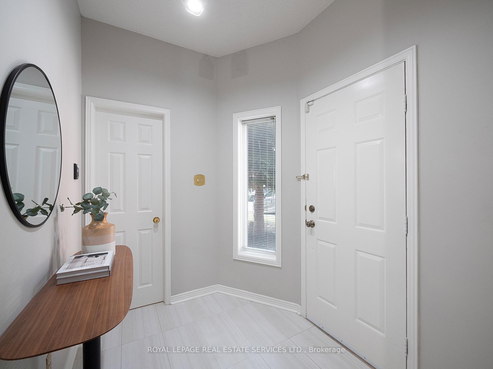 Photo 5 of 58 Brownstone Circle, Vaughan, Crestwood-Springfarm-Yorkhill — HOMEH