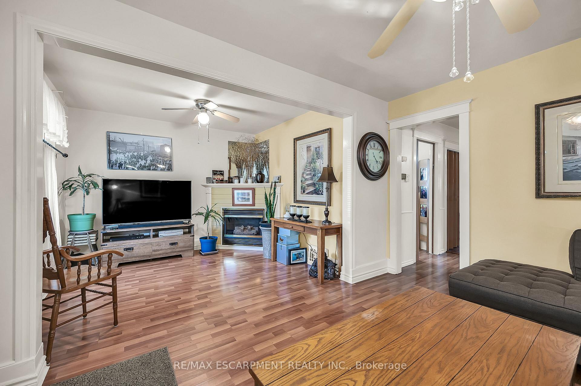 Photo 3 of 49 Craigmiller Avenue, Hamilton, Crown Point — HOMEH