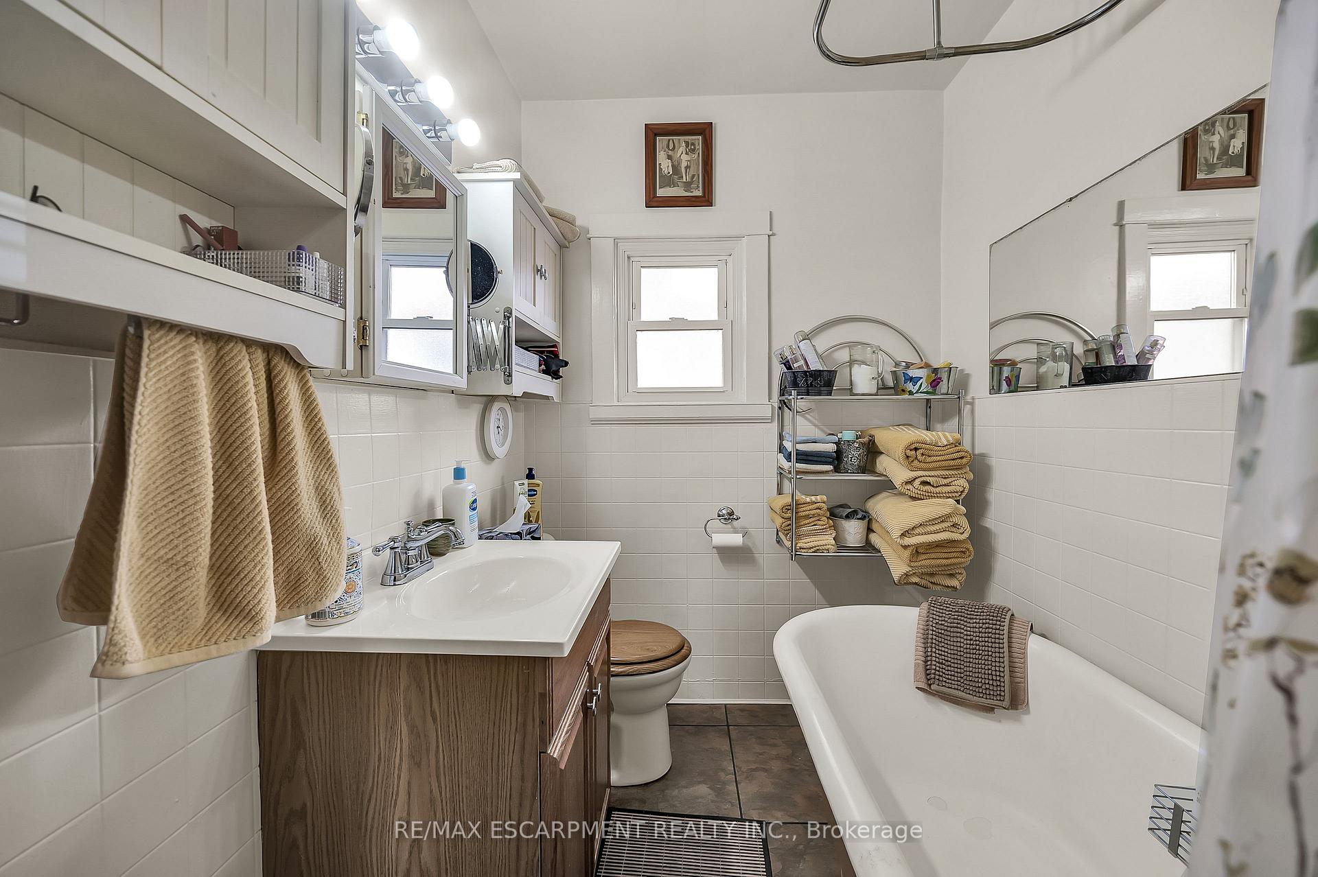 Photo 23 of 49 Craigmiller Avenue, Hamilton, Crown Point — HOMEH