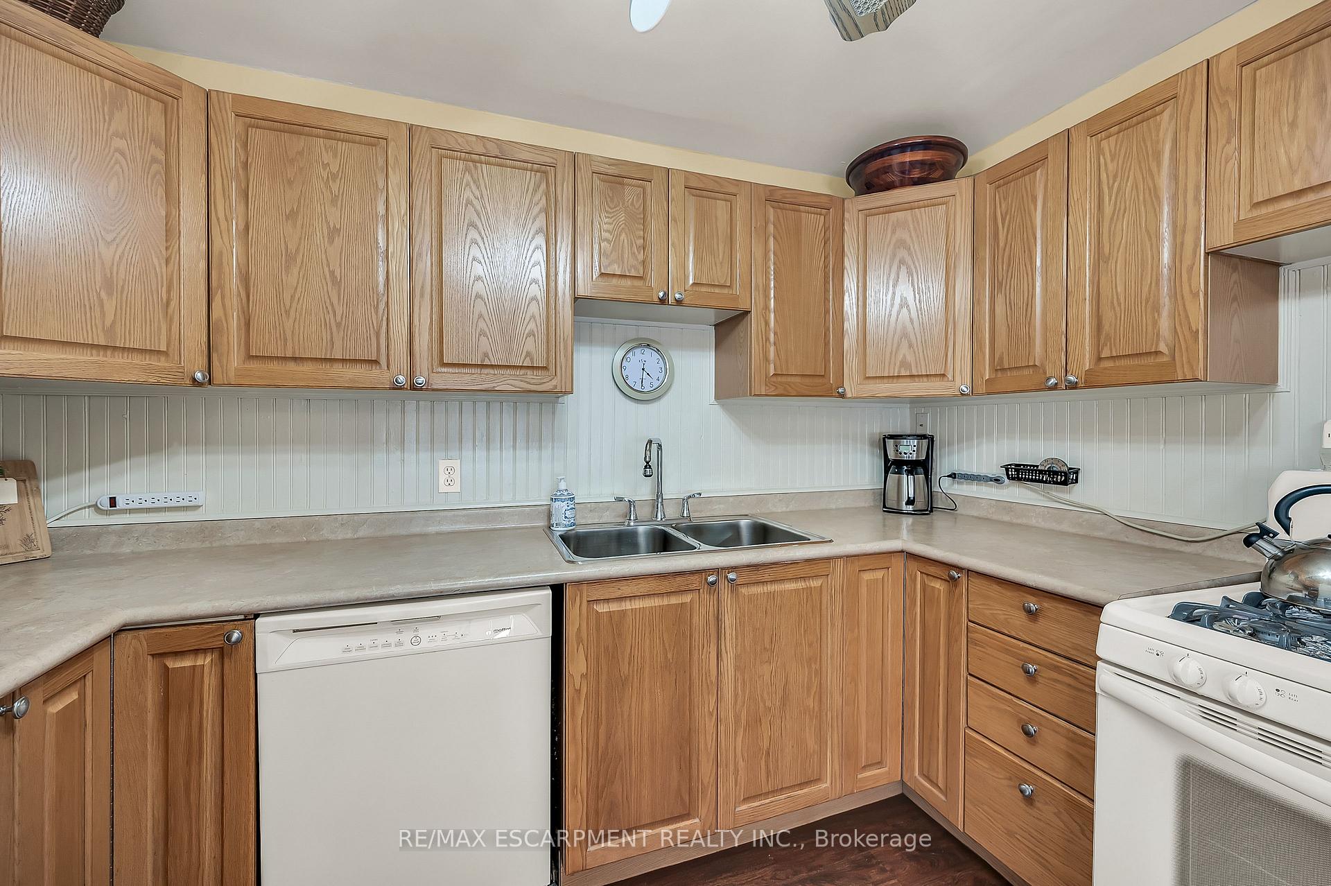 Photo 6 of 49 Craigmiller Avenue, Hamilton, Crown Point — HOMEH