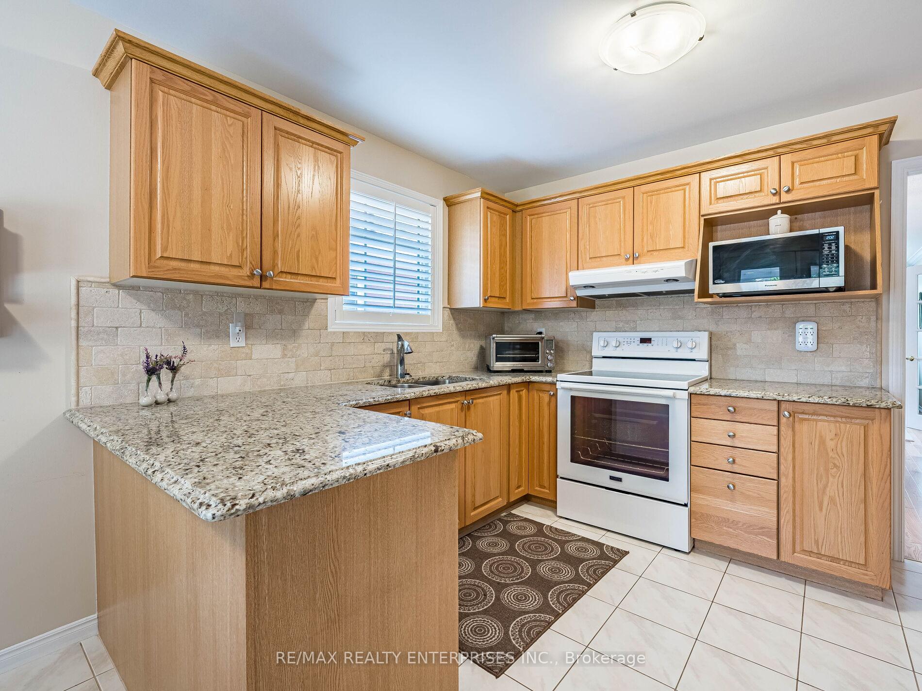 Photo 10 of 40 Longyear Drive, Hamilton, Waterdown — HOMEH
