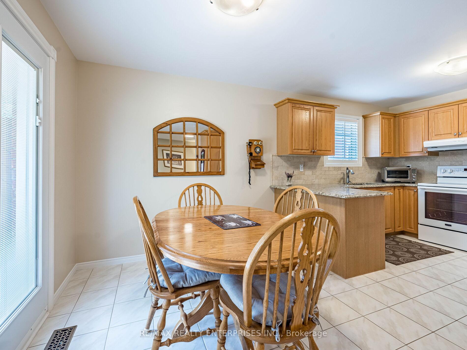 Photo 4 of 40 Longyear Drive, Hamilton, Waterdown — HOMEH