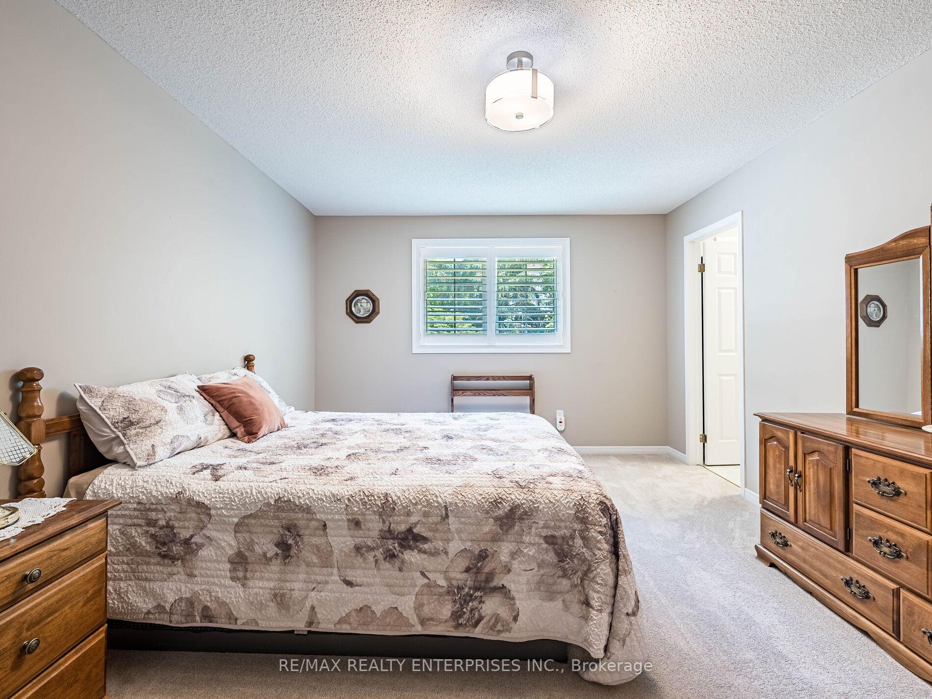 Photo 17 of 40 Longyear Drive, Hamilton, Waterdown — HOMEH
