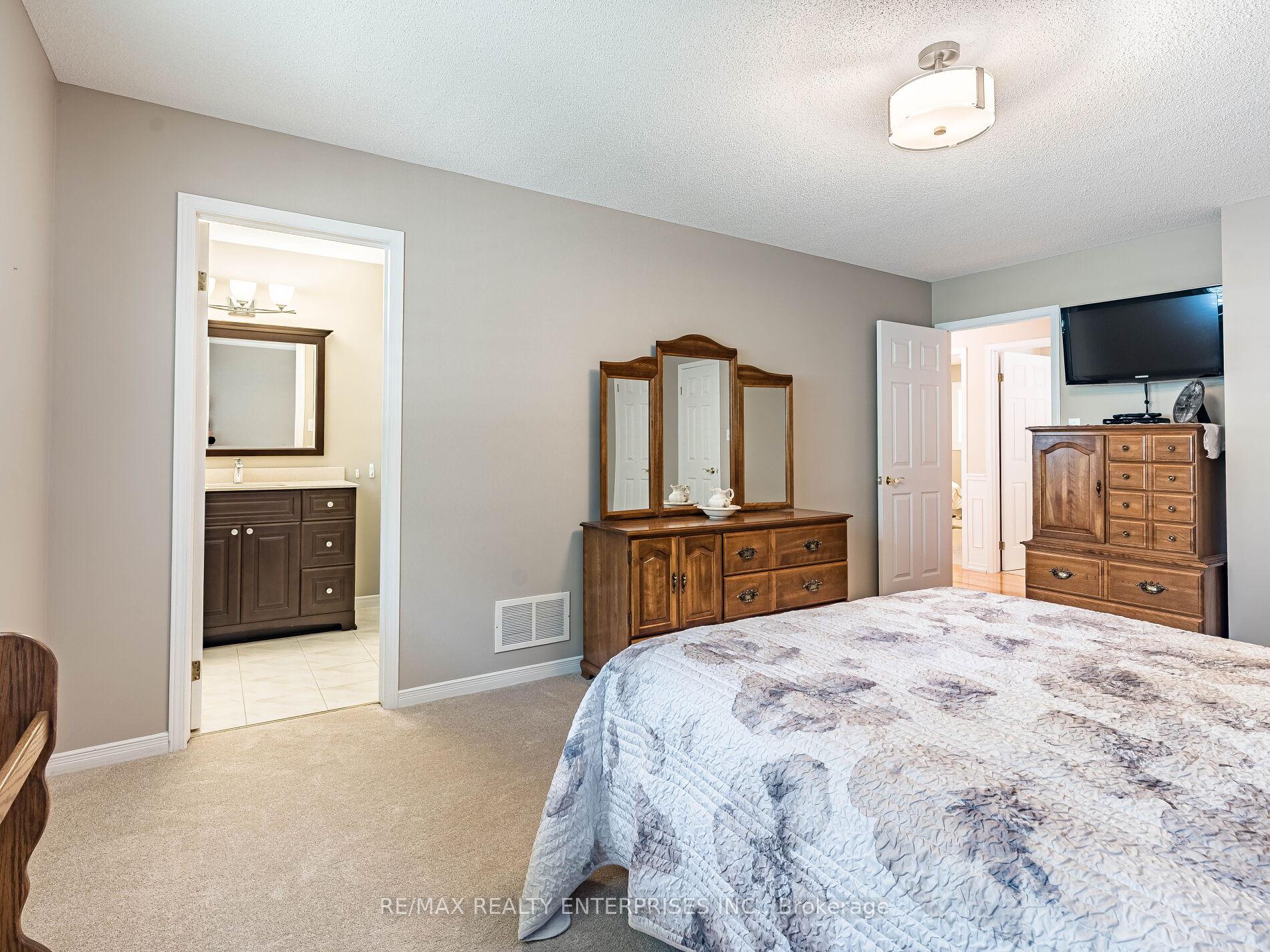 Photo 18 of 40 Longyear Drive, Hamilton, Waterdown — HOMEH