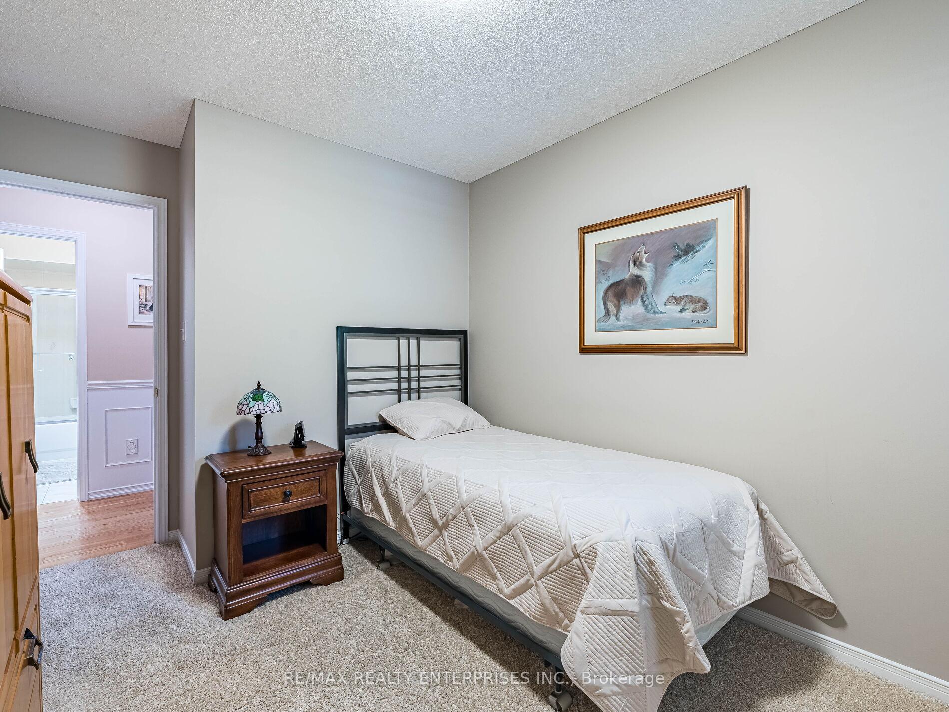 Photo 36 of 40 Longyear Drive, Hamilton, Waterdown — HOMEH