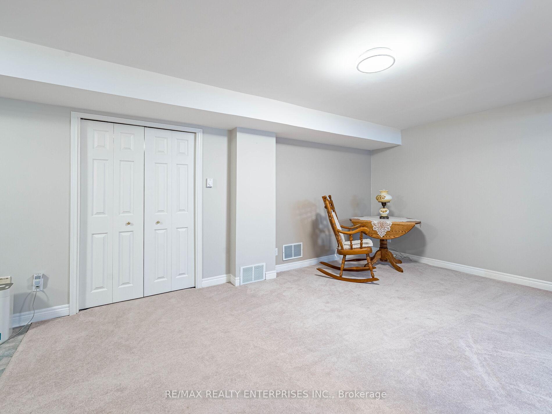Photo 29 of 40 Longyear Drive, Hamilton, Waterdown — HOMEH