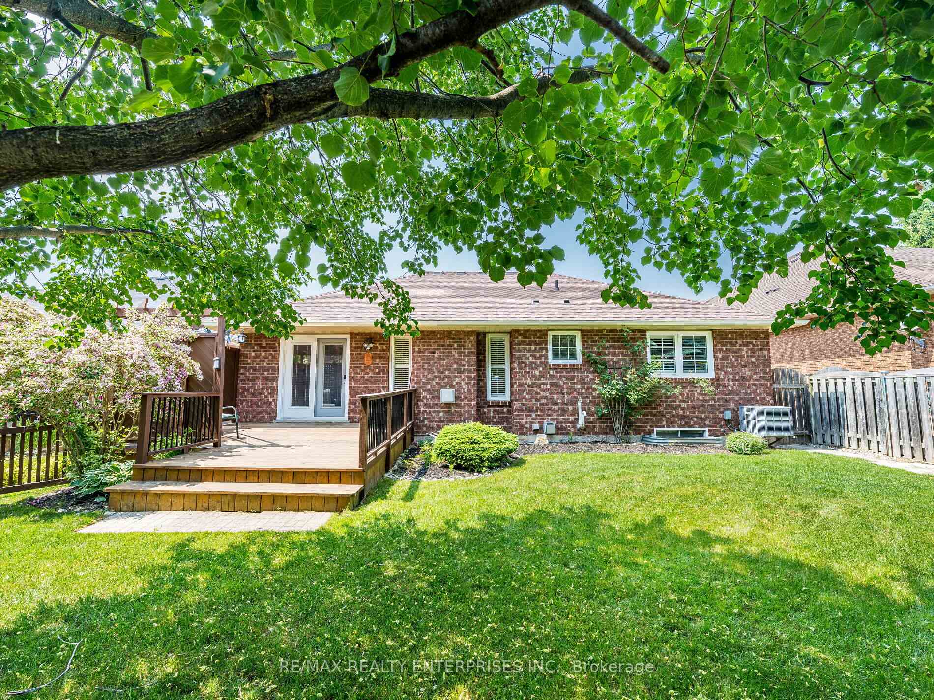 Photo 38 of 40 Longyear Drive, Hamilton, Waterdown — HOMEH