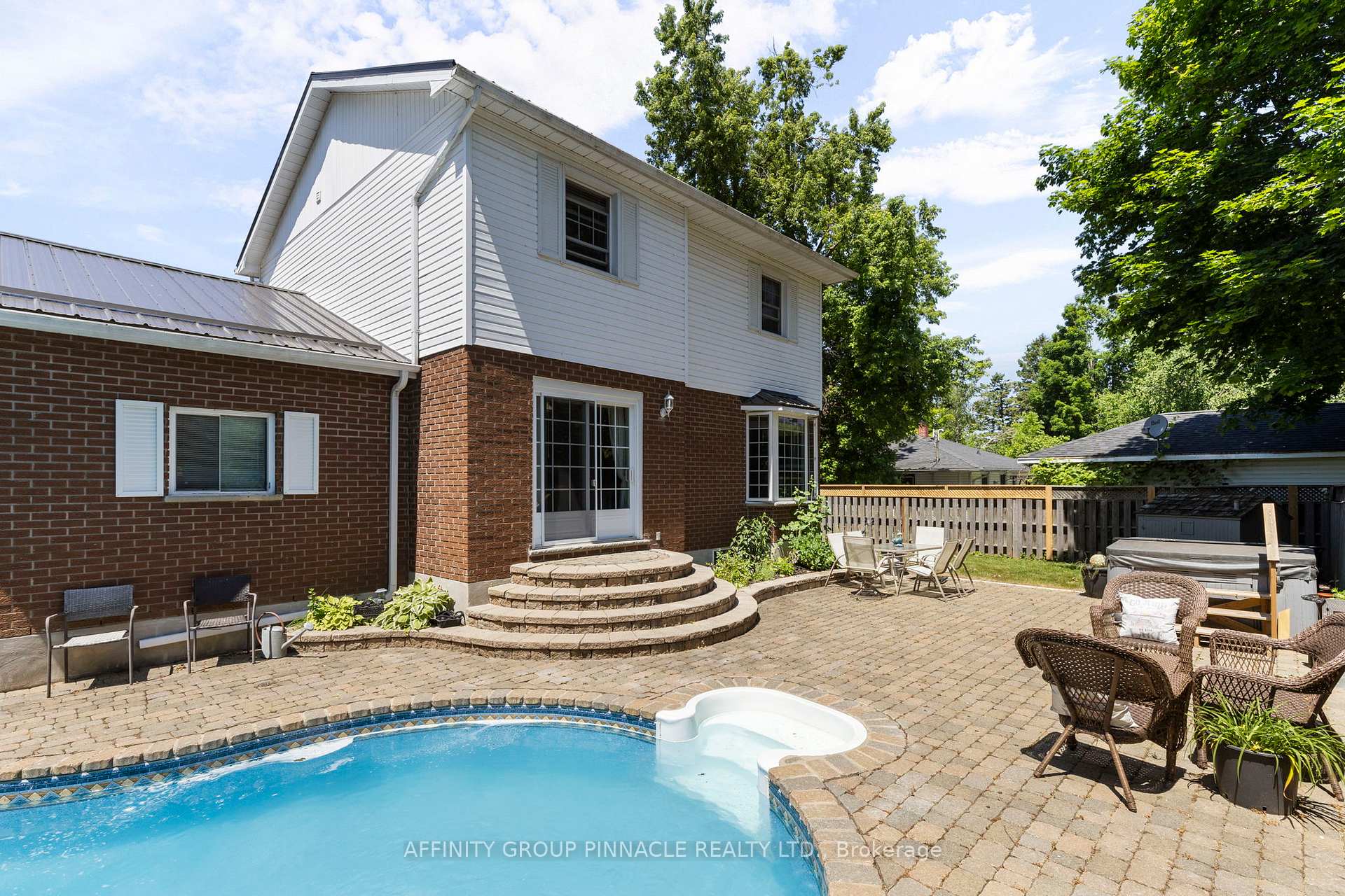 Photo 16 of 431 Dundas Street, Brock, Beaverton — HOMEH