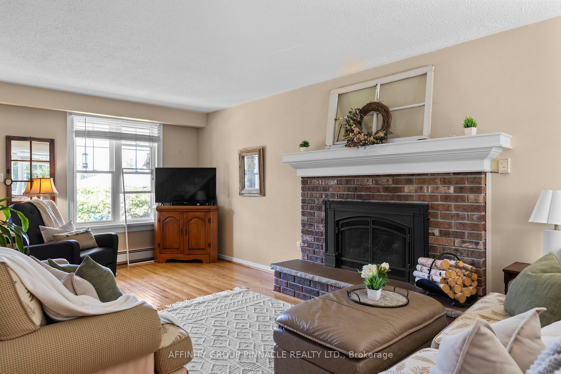 Photo 5 of 431 Dundas Street, Brock, Beaverton — HOMEH