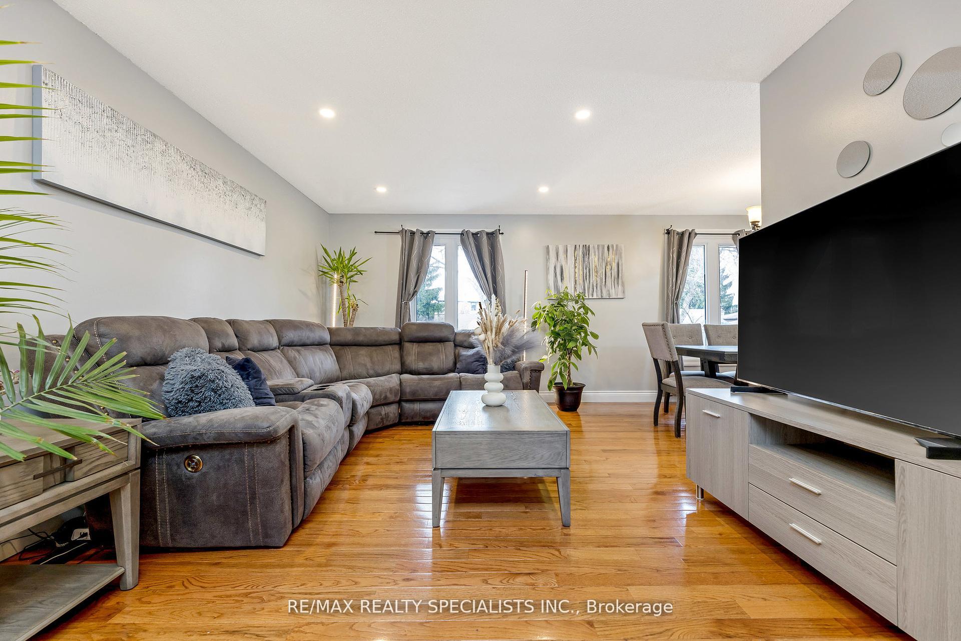 Photo 10 of 35 Forestgate Drive, Hamilton, Fessenden — HOMEH