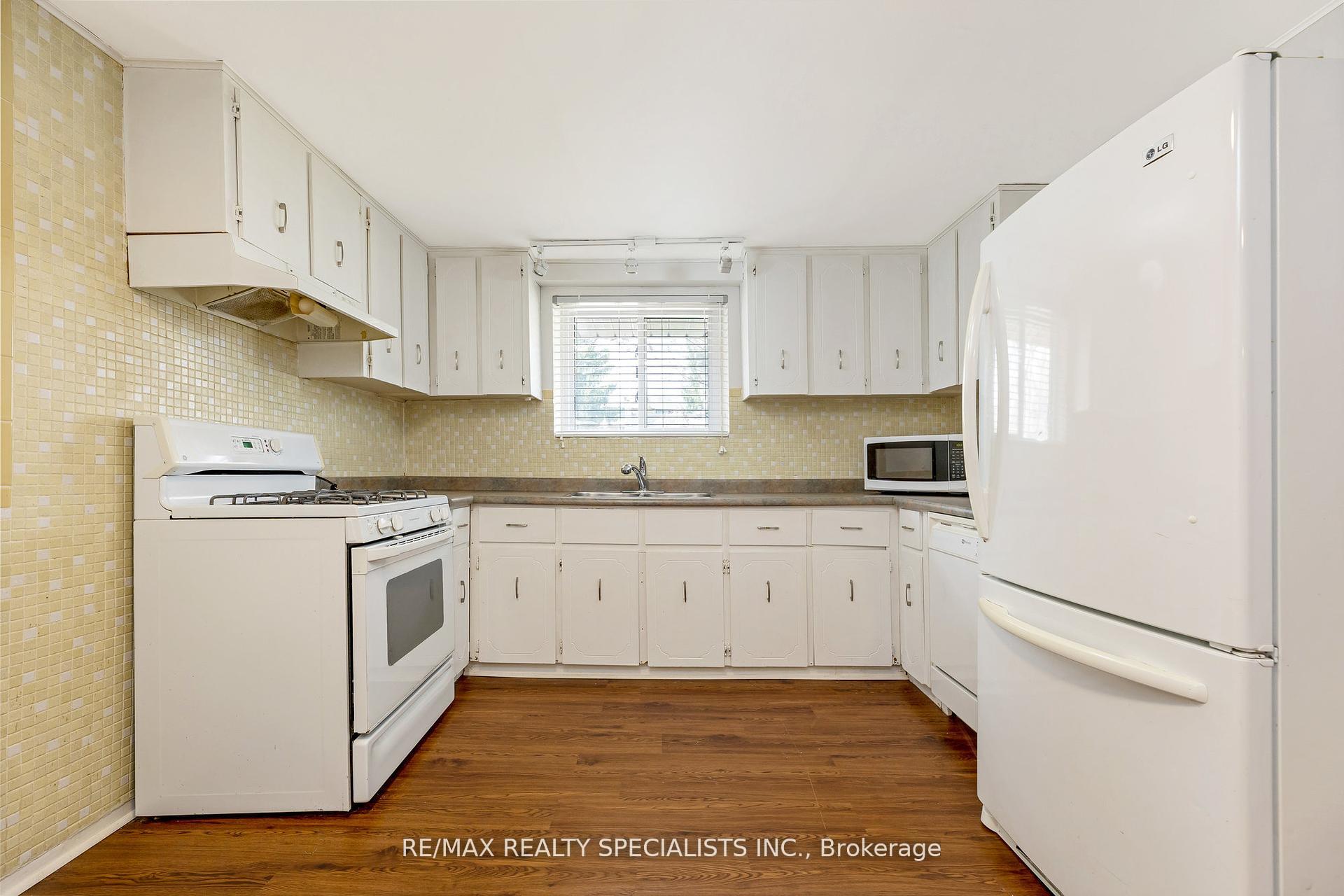 Photo 16 of 35 Forestgate Drive, Hamilton, Fessenden — HOMEH