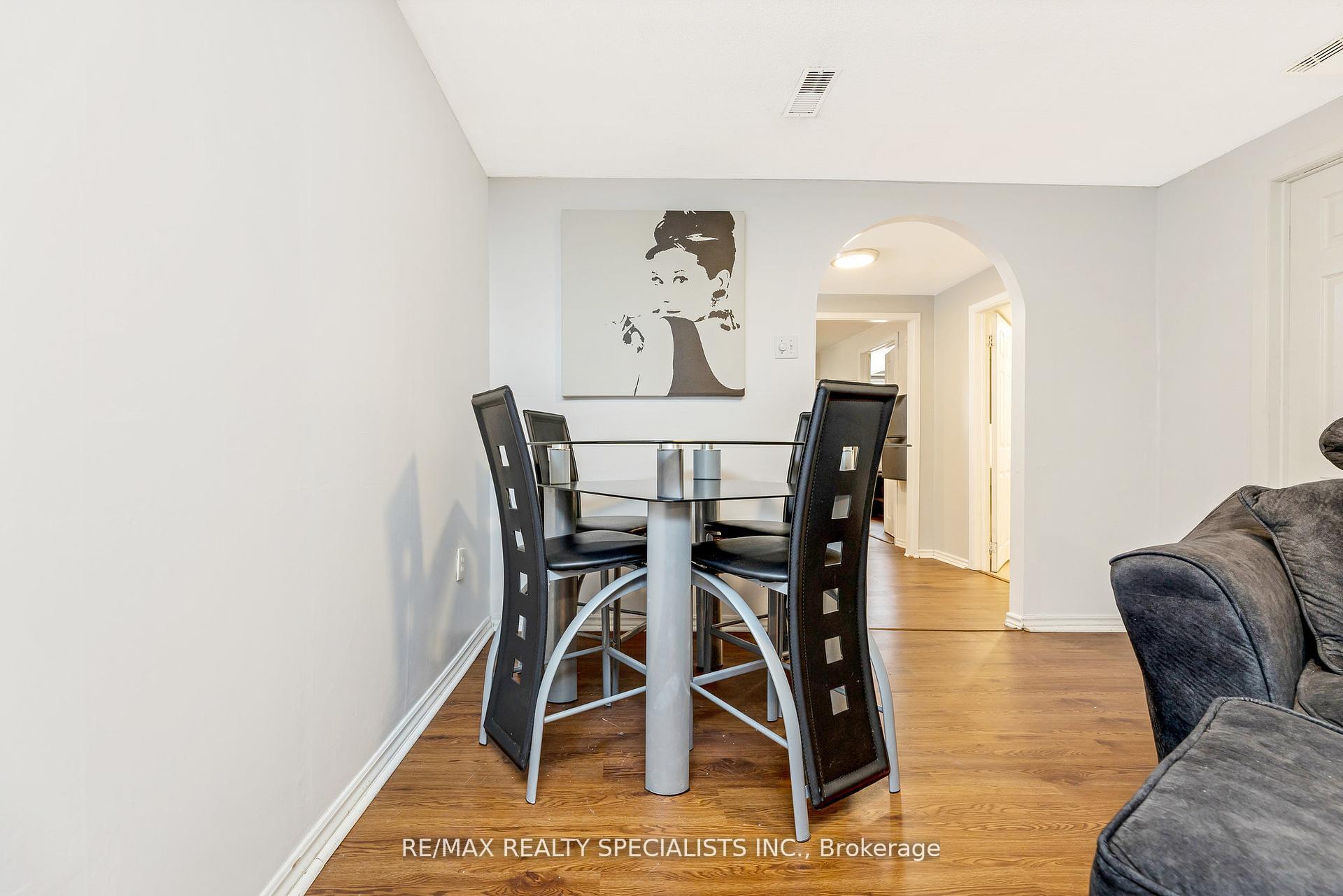 Photo 22 of 35 Forestgate Drive, Hamilton, Fessenden — HOMEH