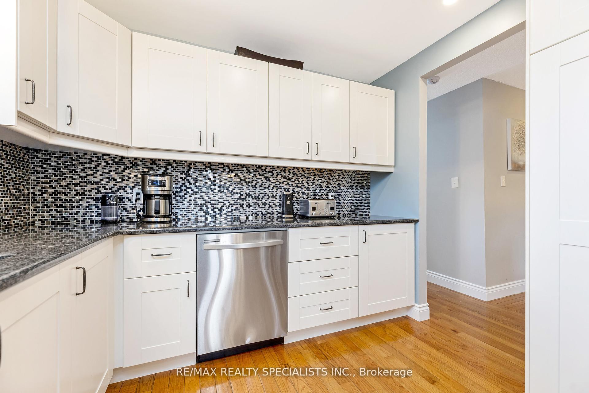 Photo 27 of 35 Forestgate Drive, Hamilton, Fessenden — HOMEH