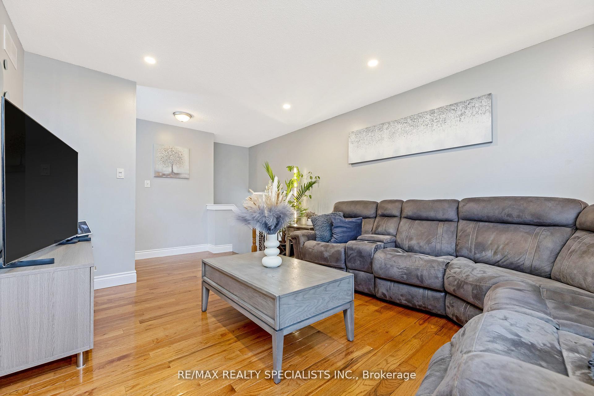 Photo 43 of 35 Forestgate Drive, Hamilton, Fessenden — HOMEH