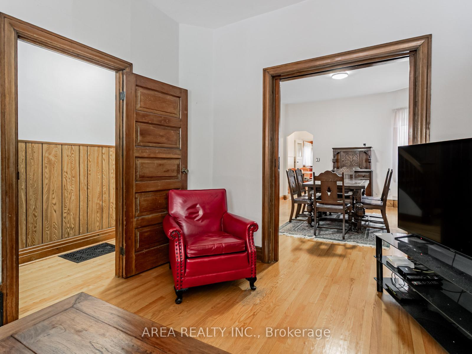 Photo 3 of 50 Mackenzie Crescent, Toronto, Little Portugal — HOMEH