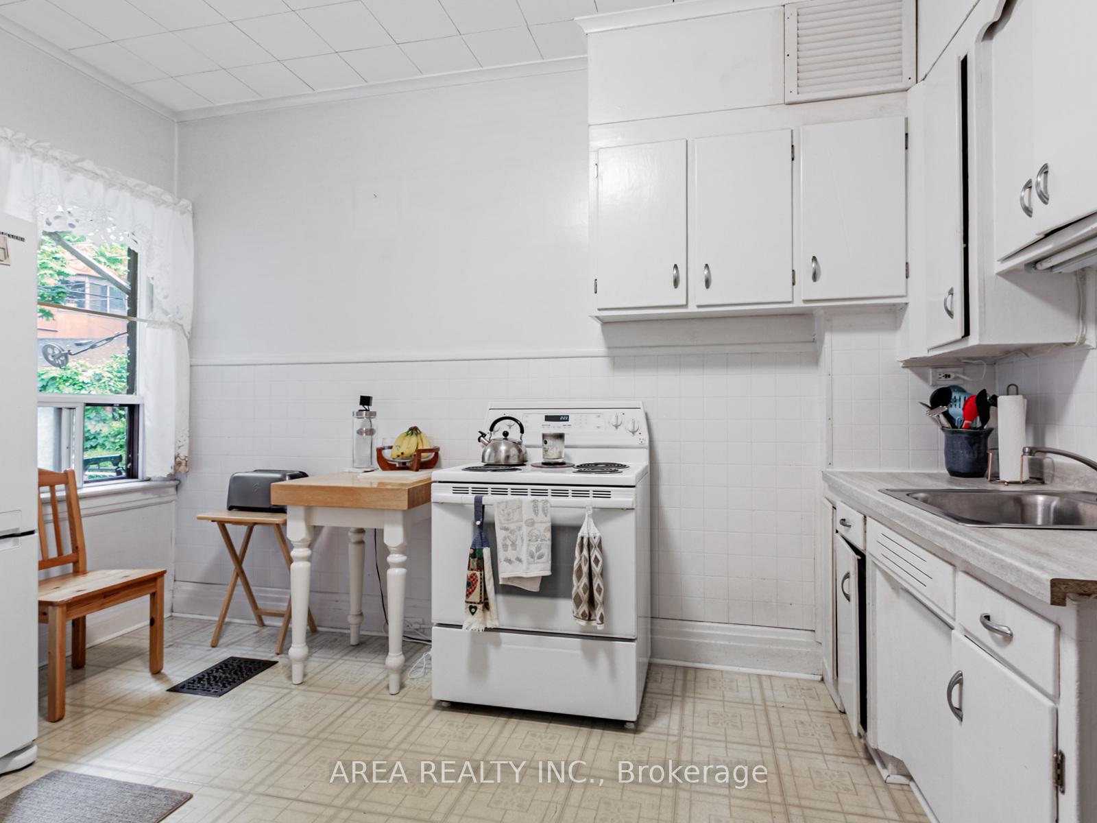 Photo 15 of 50 Mackenzie Crescent, Toronto, Little Portugal — HOMEH