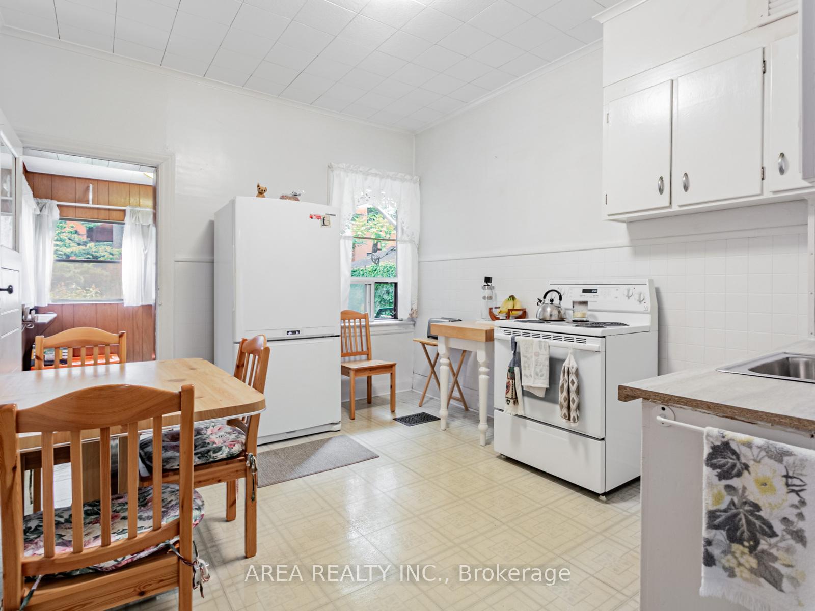 Photo 6 of 50 Mackenzie Crescent, Toronto, Little Portugal — HOMEH
