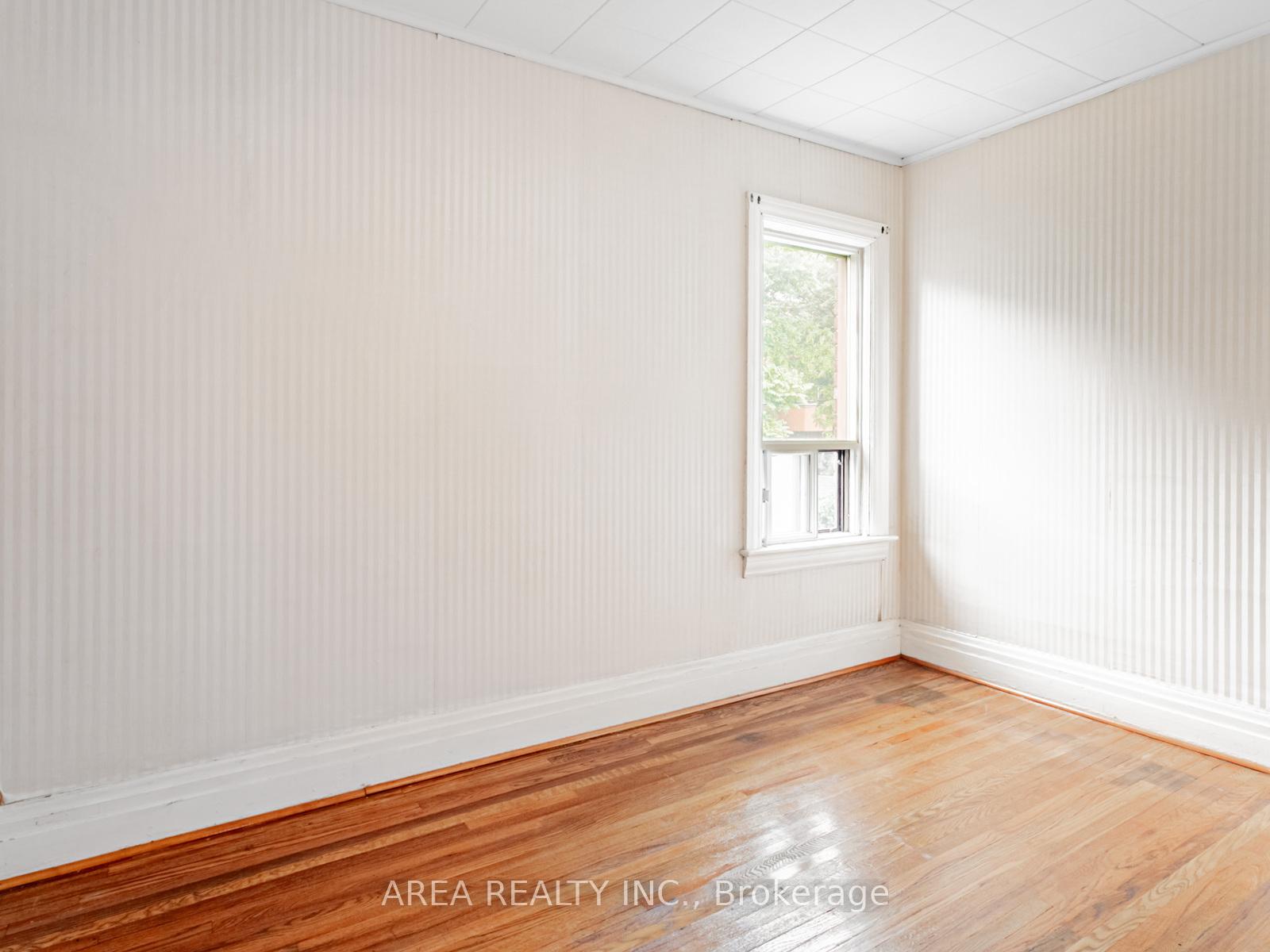 Photo 11 of 50 Mackenzie Crescent, Toronto, Little Portugal — HOMEH
