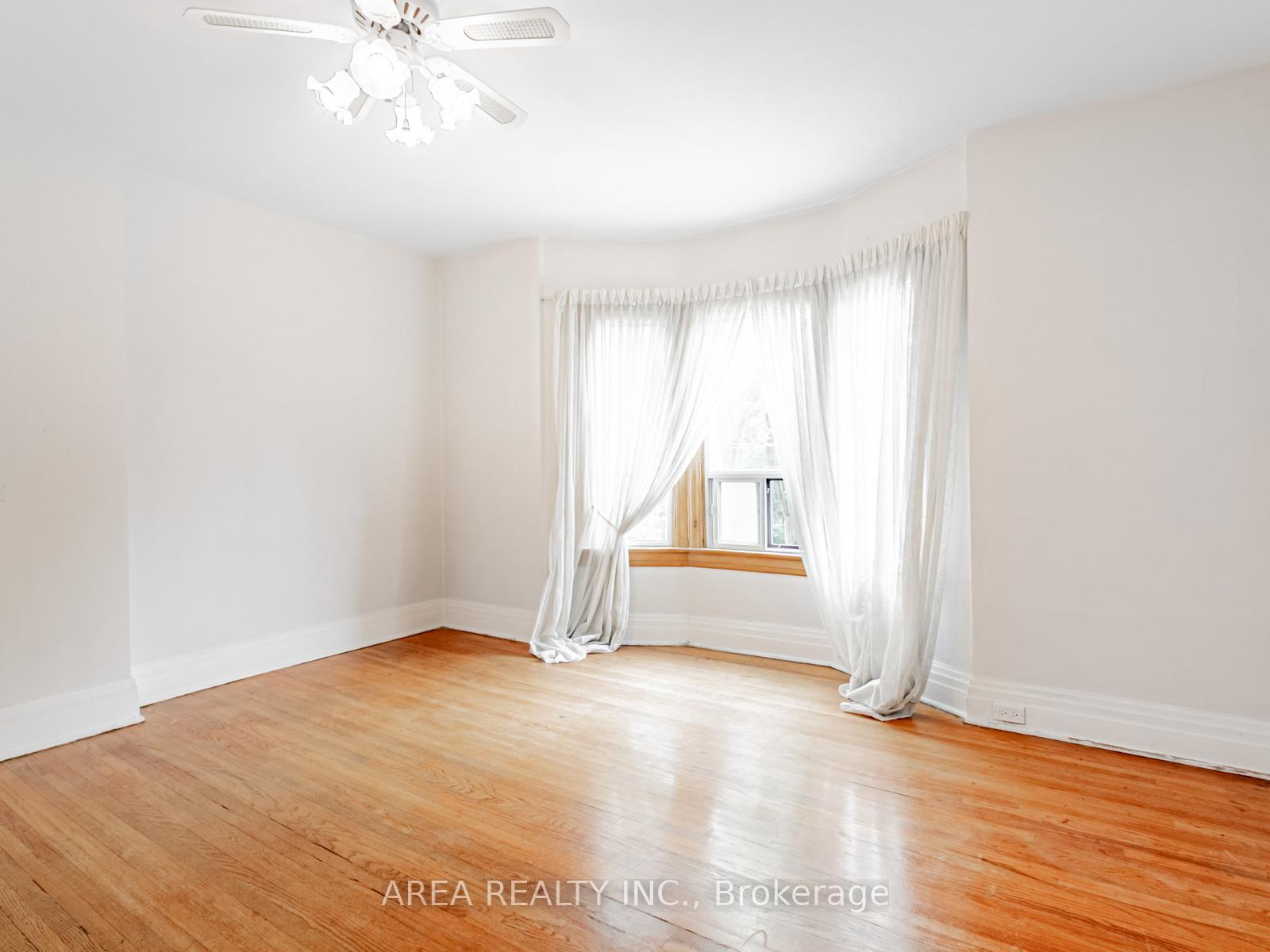 Photo 5 of 50 Mackenzie Crescent, Toronto, Little Portugal — HOMEH