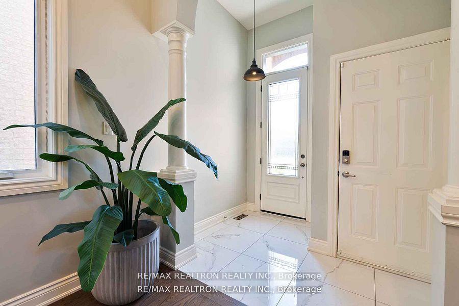 Photo 2 of 121 Broomlands Drive, Vaughan, Maple — HOMEH