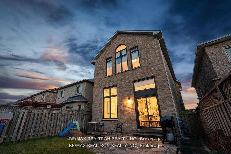 Photo 32 of 121 Broomlands Drive, Vaughan, Maple — HOMEH