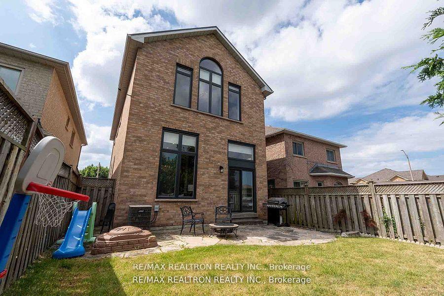 Photo 36 of 121 Broomlands Drive, Vaughan, Maple — HOMEH