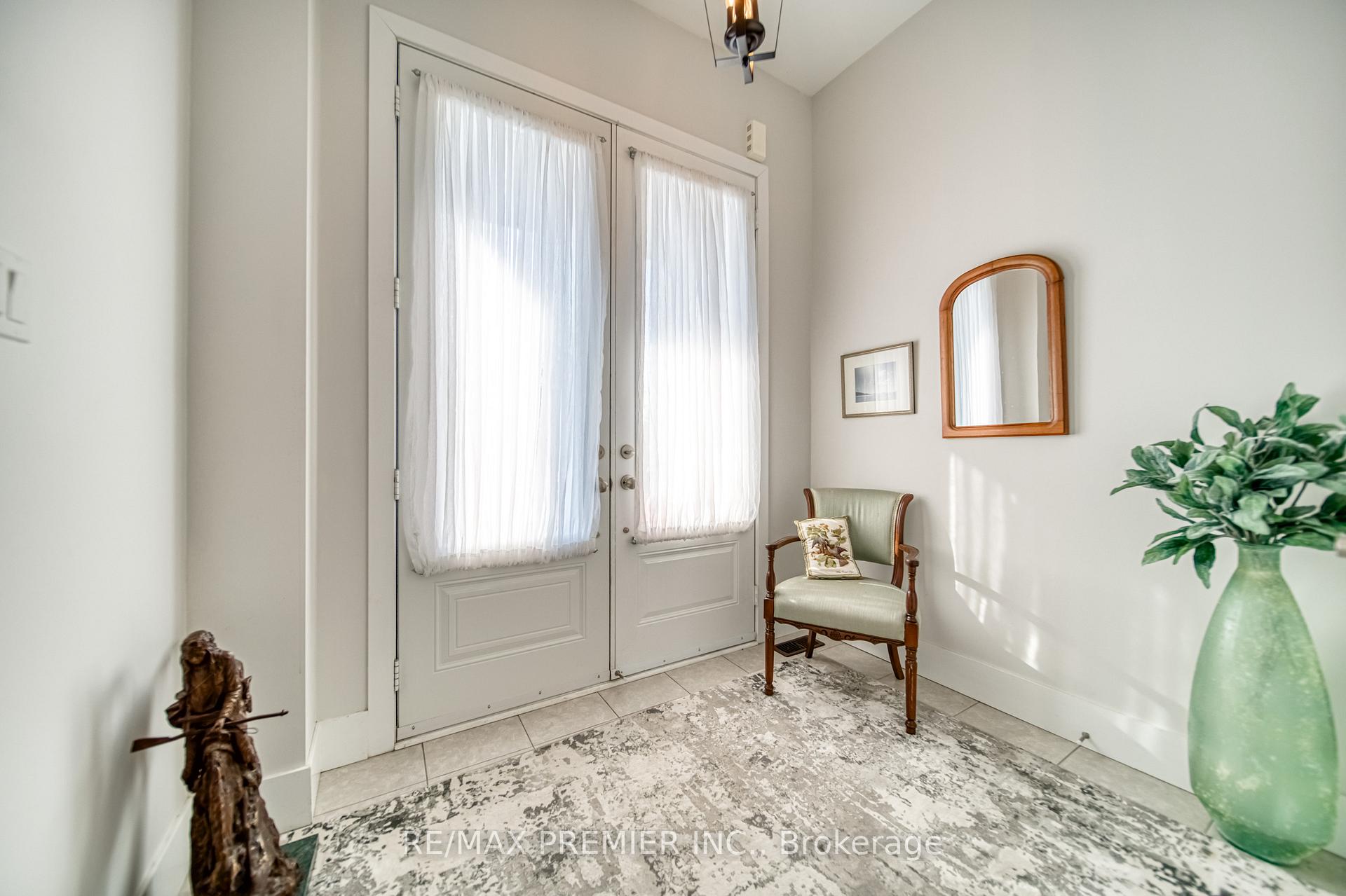 Photo 4 of 455 Elyse Court, Aurora, Bayview Northeast — HOMEH