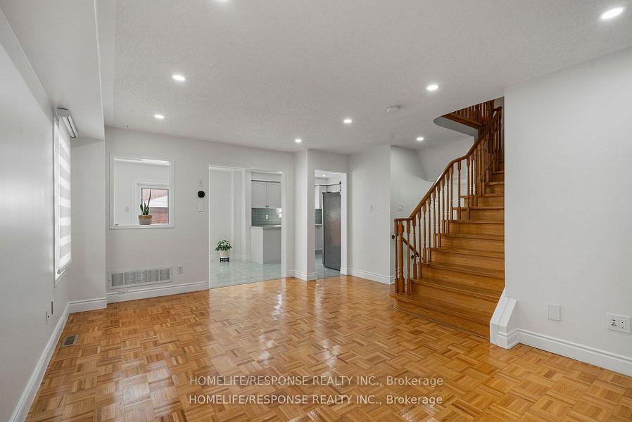 Photo 7 of 25 Treasure Drive, Brampton, Fletcher's Meadow — HOMEH