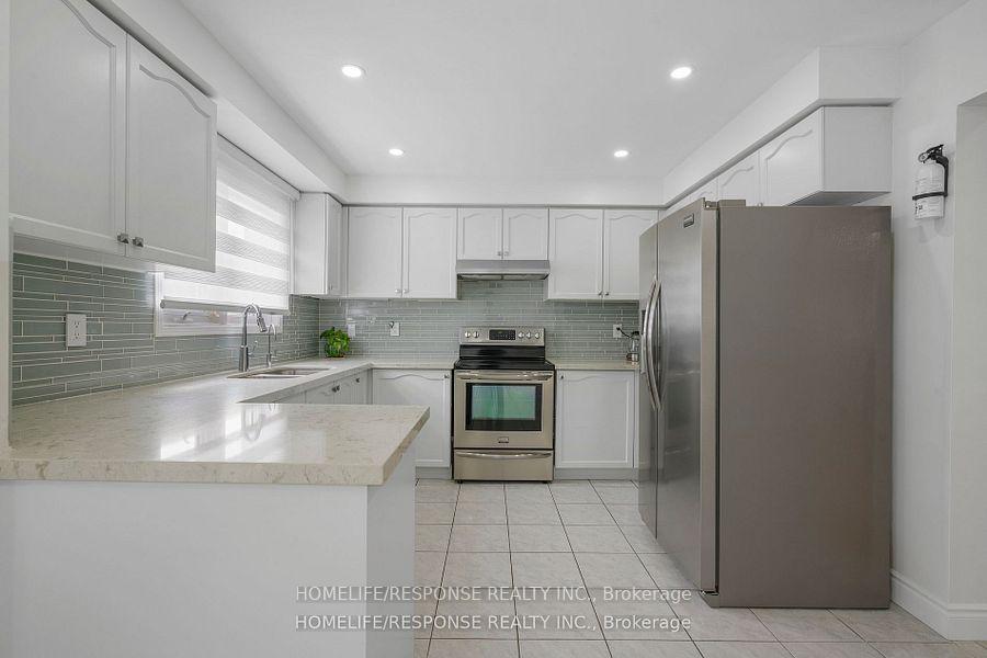 Photo 4 of 25 Treasure Drive, Brampton, Fletcher's Meadow — HOMEH