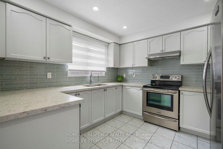 Photo 3 of 25 Treasure Drive, Brampton, Fletcher's Meadow — HOMEH