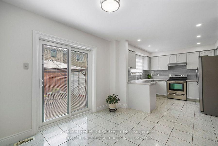 Photo 5 of 25 Treasure Drive, Brampton, Fletcher's Meadow — HOMEH