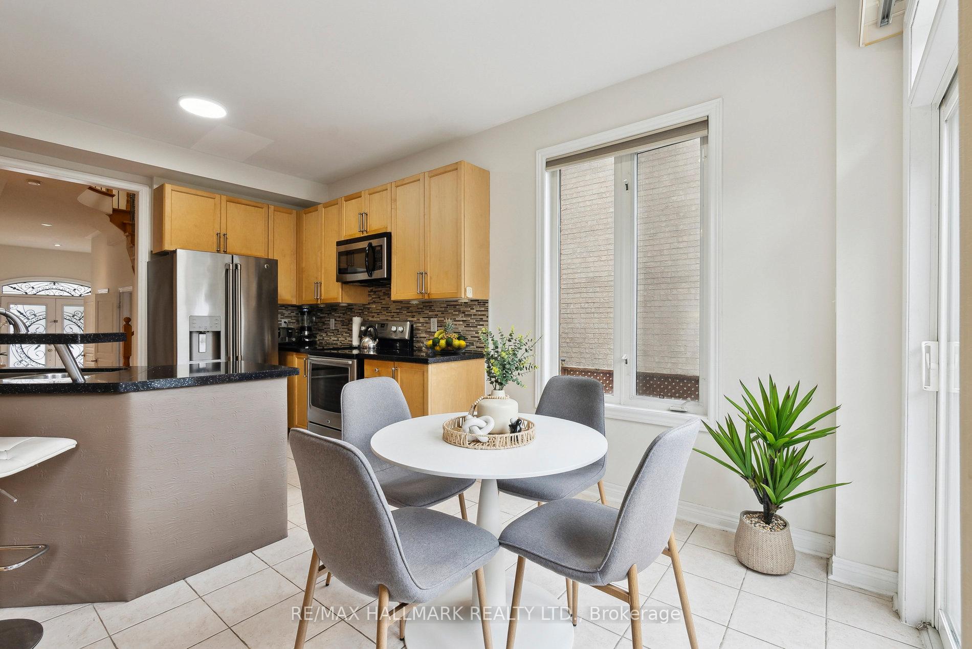 Photo 5 of 21 Amberty Street, Vaughan, Patterson — HOMEH