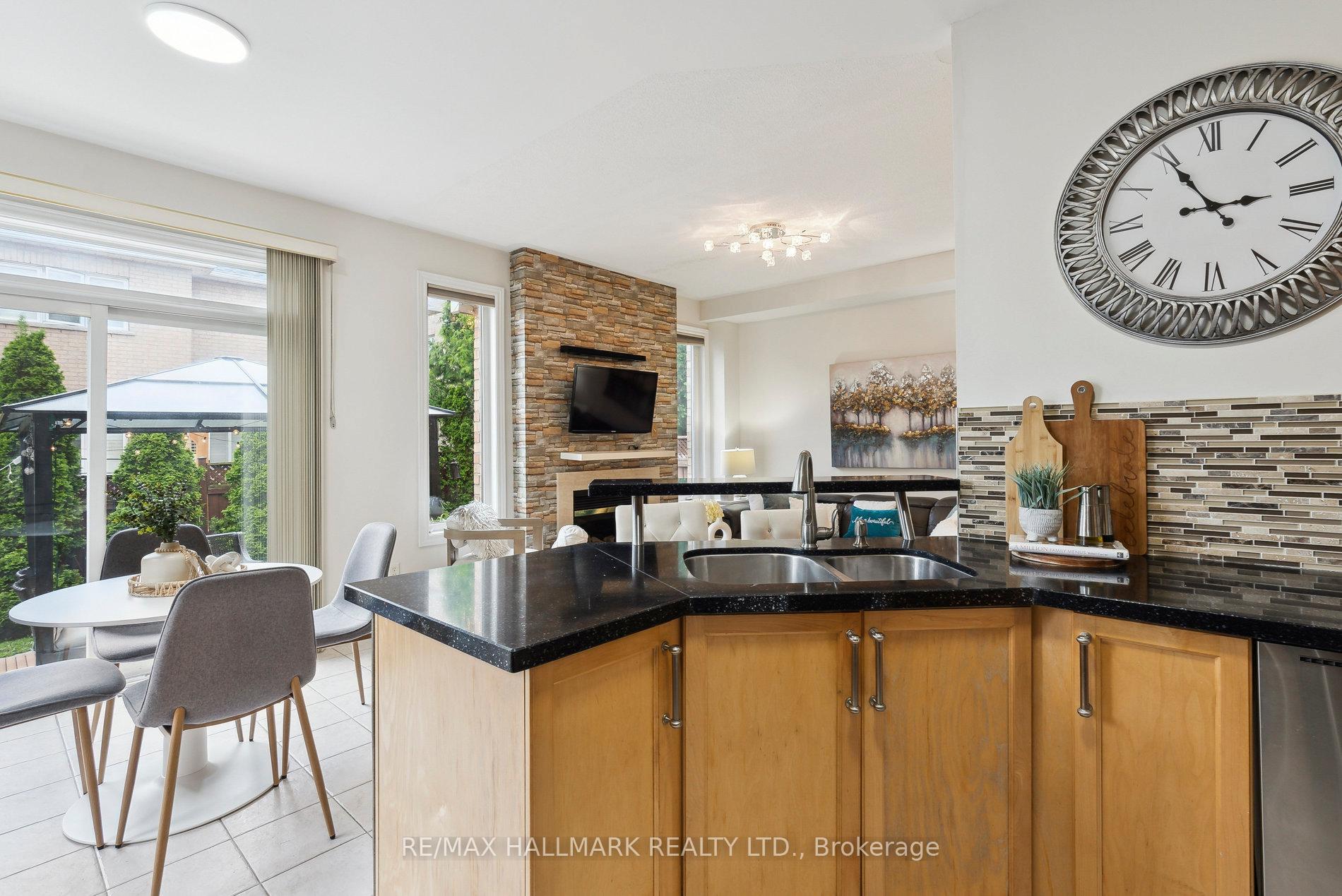 Photo 3 of 21 Amberty Street, Vaughan, Patterson — HOMEH
