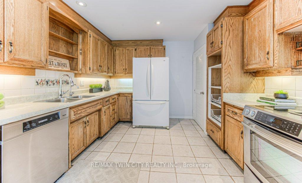 Photo 16 of 211 Ripplewood Crescent, Kitchener — HOMEH