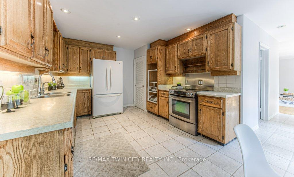 Photo 18 of 211 Ripplewood Crescent, Kitchener — HOMEH