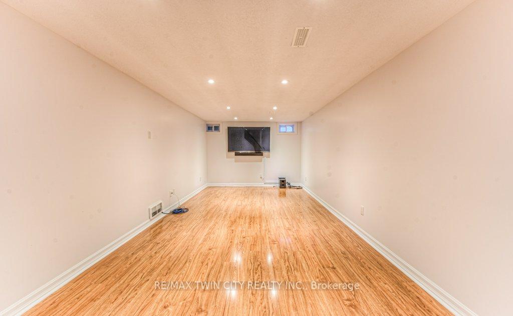 Photo 15 of 211 Ripplewood Crescent, Kitchener — HOMEH