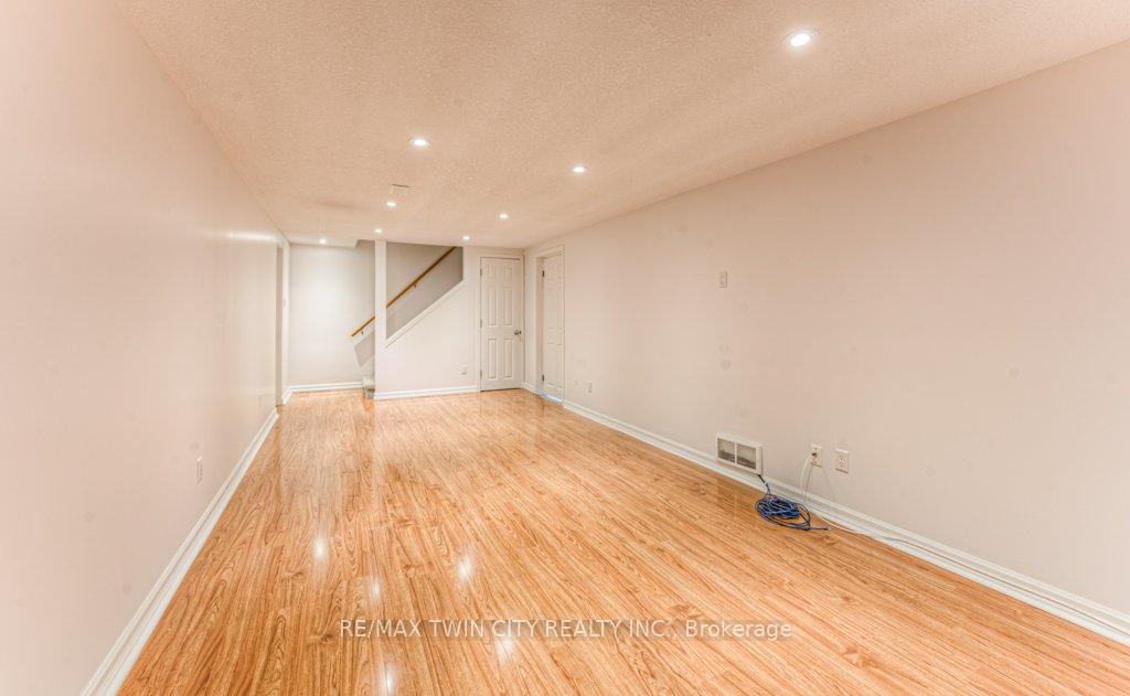 Photo 34 of 211 Ripplewood Crescent, Kitchener — HOMEH