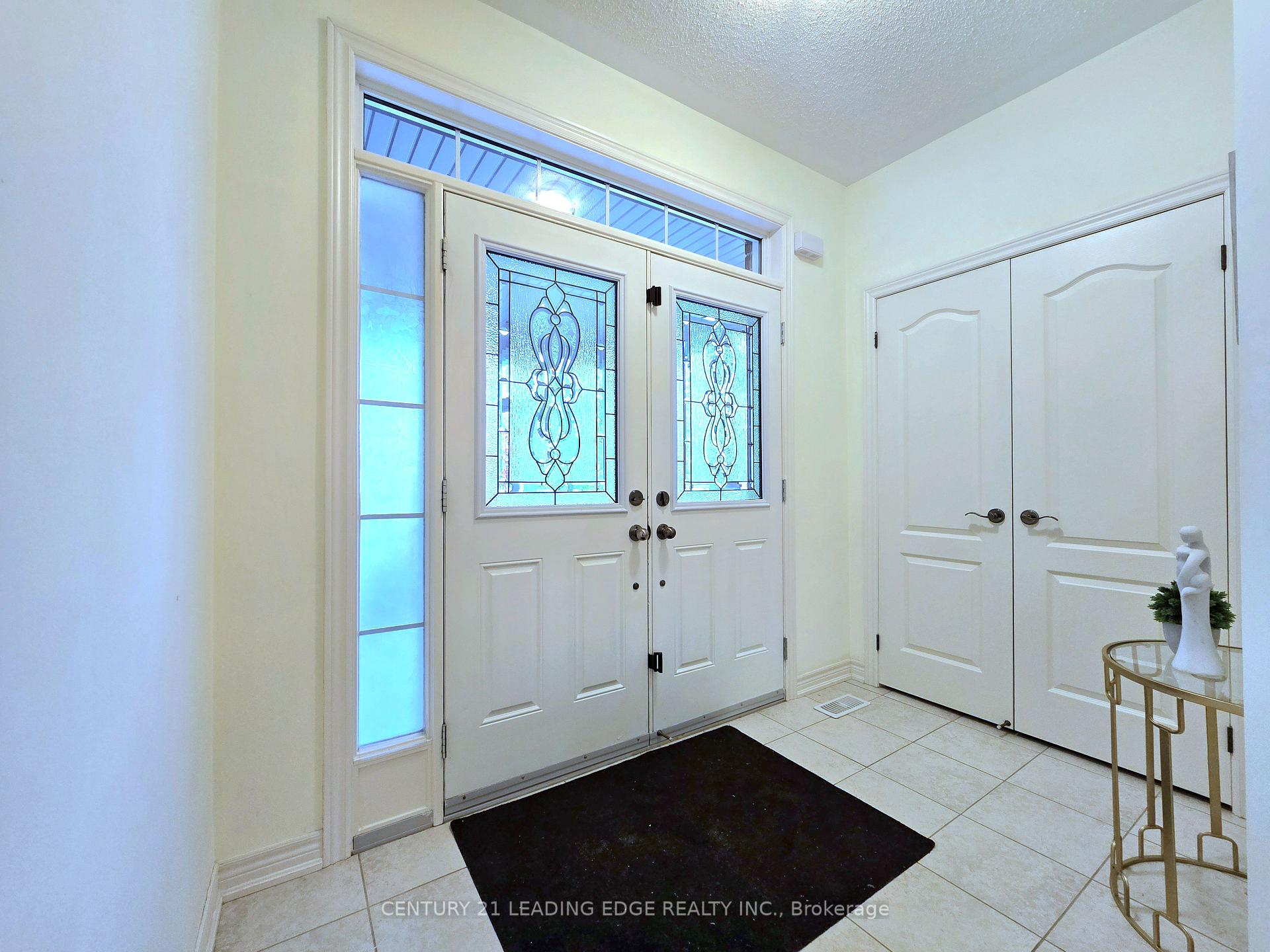 Photo 2 of 6 Castleglen Boulevard, Markham, Berczy — HOMEH