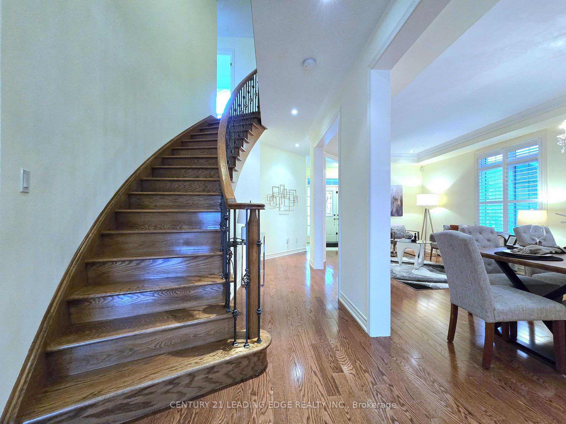 Photo 8 of 6 Castleglen Boulevard, Markham, Berczy — HOMEH