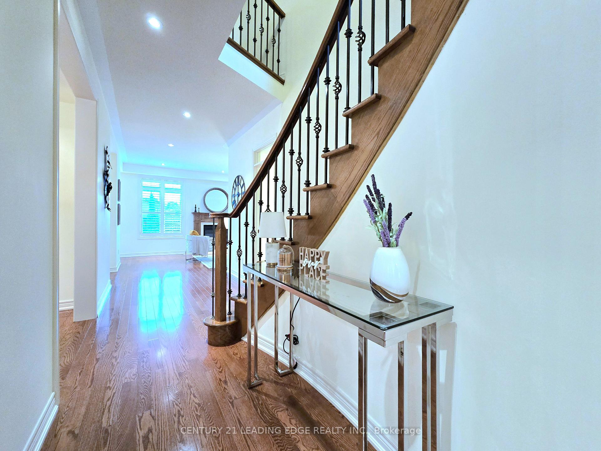 Photo 4 of 6 Castleglen Boulevard, Markham, Berczy — HOMEH