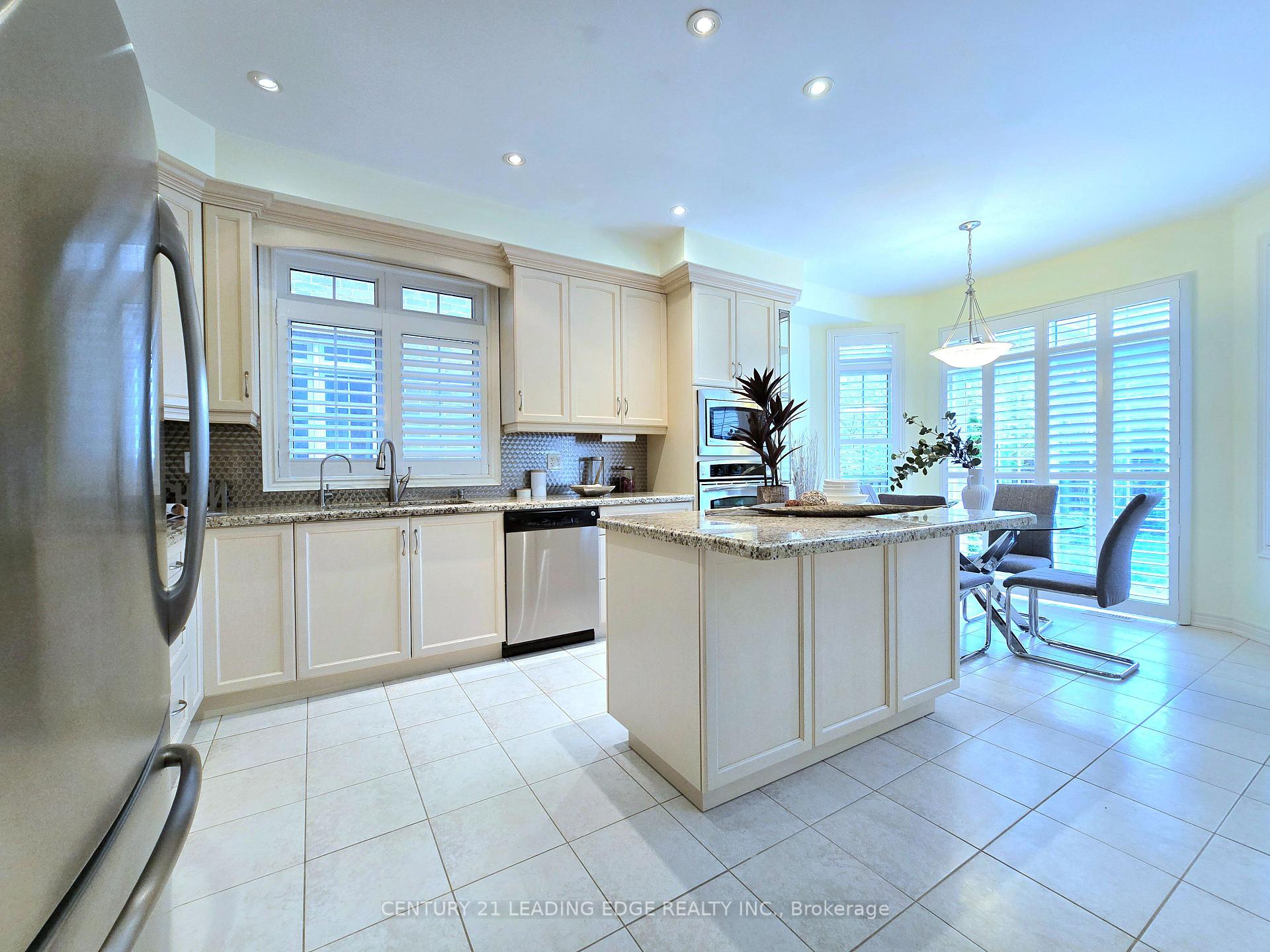 Photo 11 of 6 Castleglen Boulevard, Markham, Berczy — HOMEH