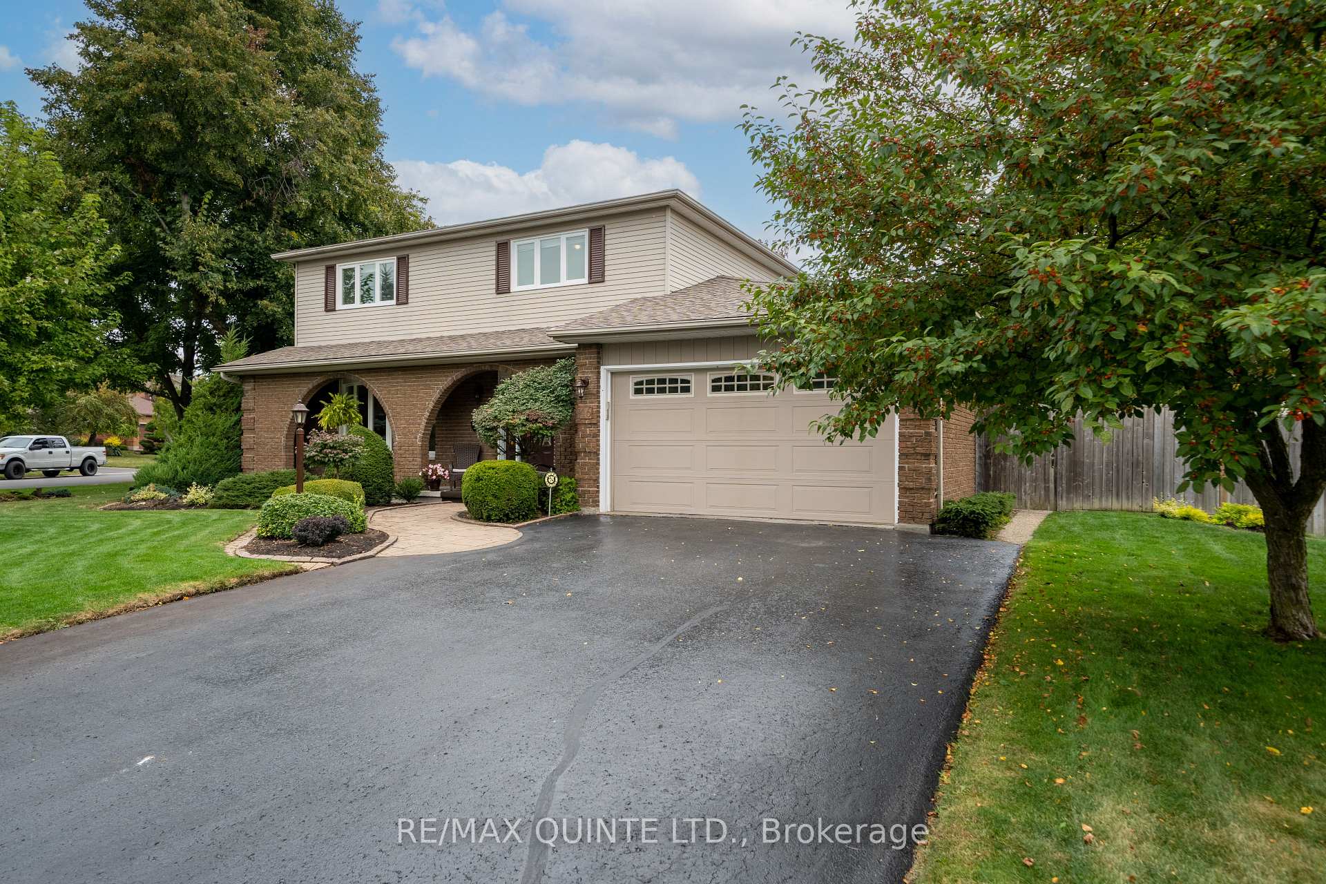 Photo 3 of 46 Grosvenor Drive, Belleville, Belleville Ward — HOMEH