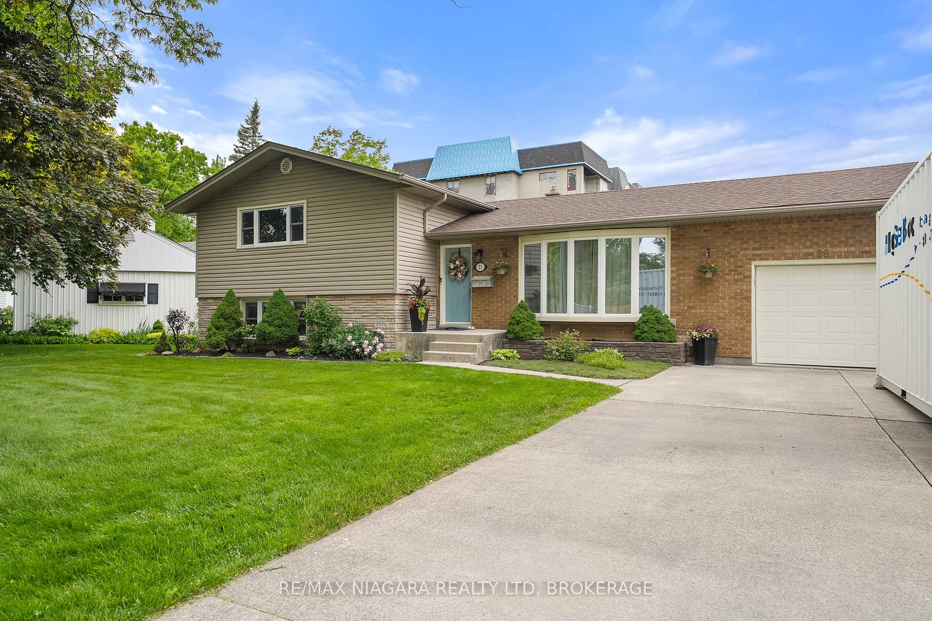 Photo 2 of 25 Oakmount Drive, St. Catharines, Glendale/Glenridge — HOMEH